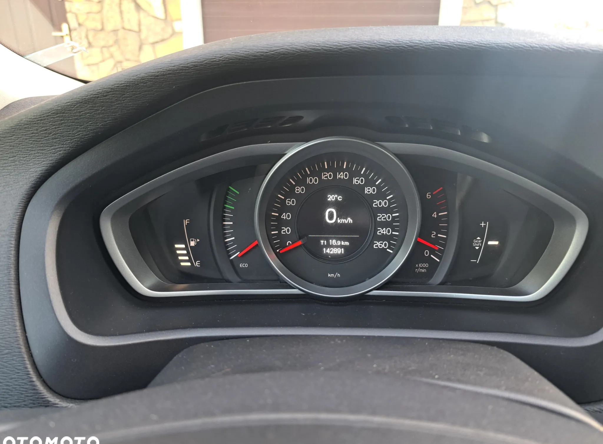 Volvo V40 cena 49900 przebieg: 143000, rok produkcji 2017 z Gliwice małe 79